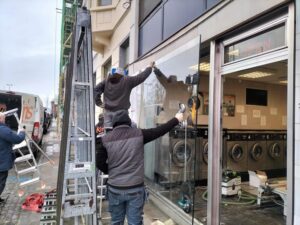 Herstelling glas aan winkel uitstalramen